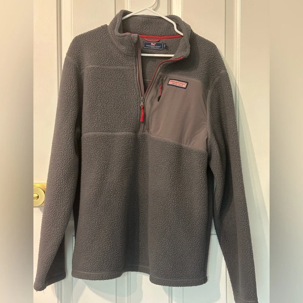 Vineyard Vines Gray Fleece with Red Accents - Picture 1 of 2